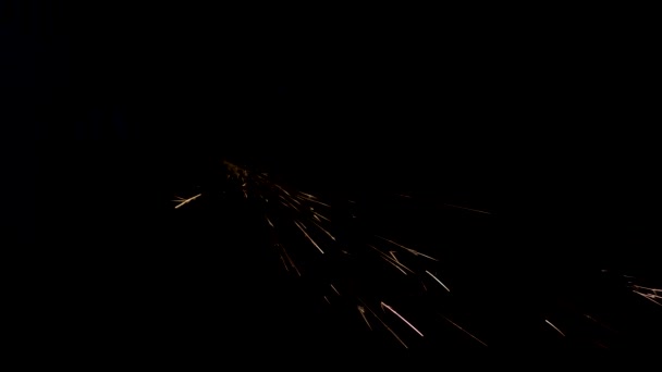 Az ember körfűrész az acél felett. Szikrák repülnek forró fém fekete háttér. — Stock videók