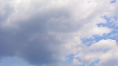 Bulutlu ve güneşli mavi gökyüzü. 4K Zaman Hızı, Bulutlu Gökyüzü.