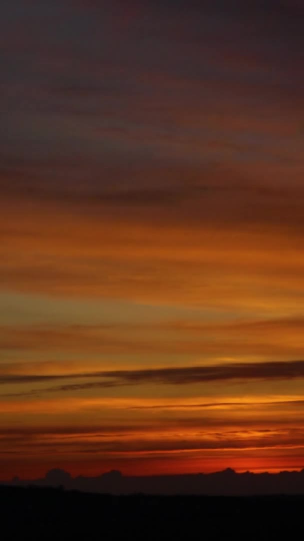 Gökyüzünde bulutlar ve turuncu kırmızı tonlarla Sahada Gündoğumu zamanı, dikey görüntüler. — Stok video