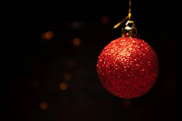 Çelenklerle Kaplı Bulanık Bir Arka Planda Parlak Noel Süslemesi — Stok fotoğraf