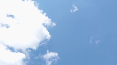 Bulutlu ve güneşli mavi gökyüzü. 4K Zaman Hızı, Bulutlu Gökyüzü