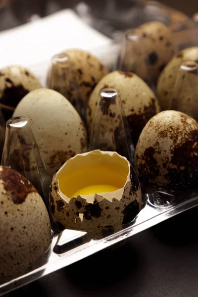 Перепелиные Яйца Черном Фоне Концепция Здорового Питания Селективный Фокус — стоковое фото