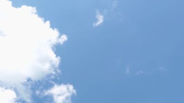 Bulutlu ve güneşli mavi gökyüzü. 4K Zaman Hızı, Bulutlu Gökyüzü