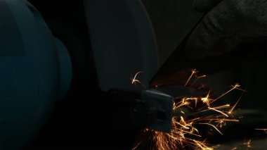 Adam atölyede kıvılcım saçarak çalışıyor..