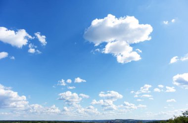 Yazın mavi gökyüzü ve beyaz güzel bulutlar