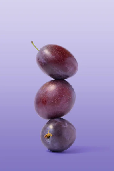 Ripe Balancing Plum Purple Background Equilibrium Food Balance — Stock Photo, Image