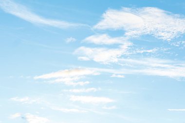 Yazın mavi gökyüzü ve beyaz güzel bulutlar