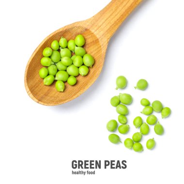 Tahta kaşıkta taze yeşil bezelyeler, beyaz arka planda izole edilmiş..
