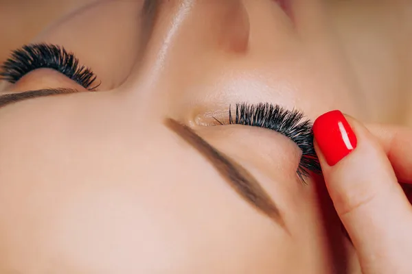 Procedimiento de extensión de pestañas. Ojo de mujer con pestañas largas. Primer plano, enfoque selectivo. — Foto de Stock