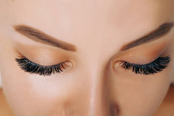 Eyelash Extension Procedure. 긴 눈썹을 가진 여인의 눈. 가까이 하고, 선택적 인 초점. — 스톡 사진