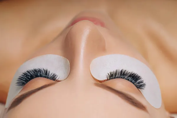 Eyelash Extension Procedure. 긴 눈썹을 가진 여인의 눈. 가까이 하고, 선택적 인 초점. — 스톡 사진