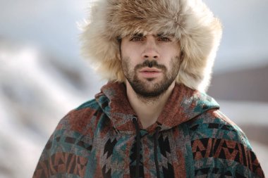 Etnik giyinmiş yakışıklı sakallı adamın portresi.