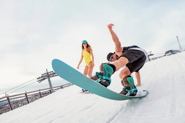 Jovens snowboarders casal se divertindo na estância de esqui — Fotografia de Stock