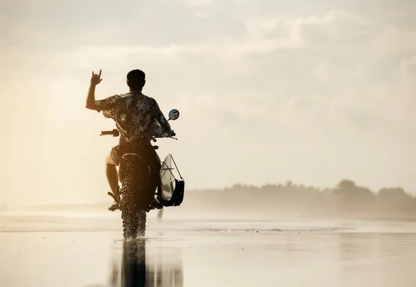 Real Bali surfer dengan surfing dan sepeda motor di pantai laut — Stok Foto