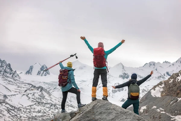 Dağlarda üç mutlu bayan yürüyüşçü — Stok fotoğraf