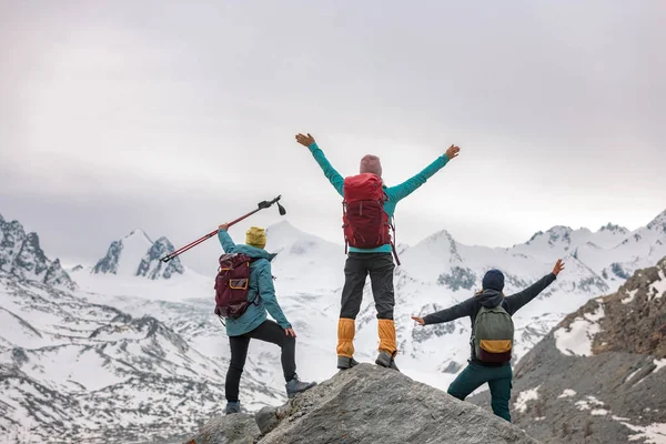 Tres felices excursionistas femeninas en las montañas Imagen De Stock