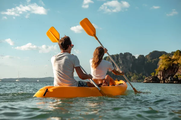 Caiaque no mar na baía tropical. Férias de verão Fotografia De Stock