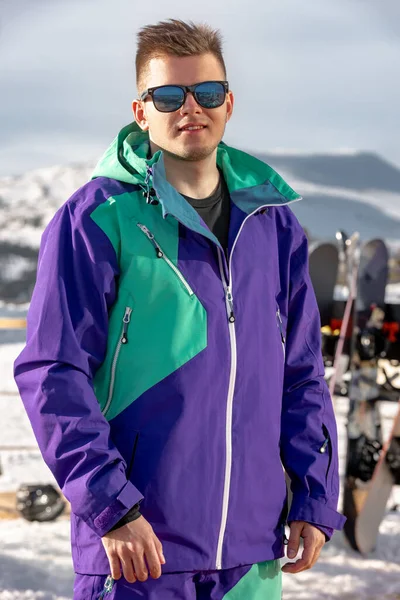 Stylowy portret narciarza lub snowboardzisty w ośrodku narciarskim — Zdjęcie stockowe