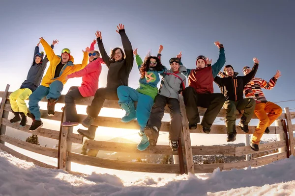 Gruppe von Freunden im Winterurlaub. Konzept Aktives Sportwochenende. — Stockfoto