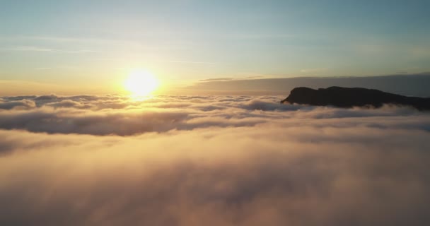 Naplemente kilátás a hegyről a felhők felett — Stock videók