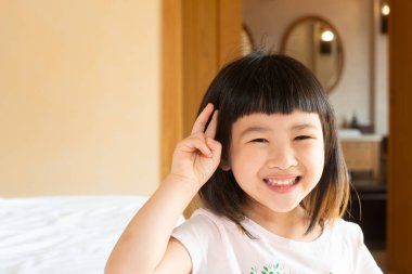 Arı odasında Asyalı tatlı kız eğlencesi.