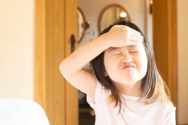 Arı odasında Asyalı tatlı kız eğlencesi.