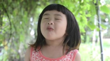 Kız taze nefes alıyordu, bahçede ciğerlerini dolduruyordu. Koronavirüsün yayılmasını önlemek için..