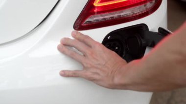 Elektrikli arabaların şarj prizinin konumu dünyanın atmosferine emisyon yaymaz..