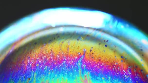 Abstrakt mönster, regnbågens kaotiska konsistens inuti såpbubblan, närbild — Stockvideo