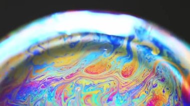 Soyut desen, sabun köpüğünün içindeki gökkuşağı kaotik dokusu, yakın plan.