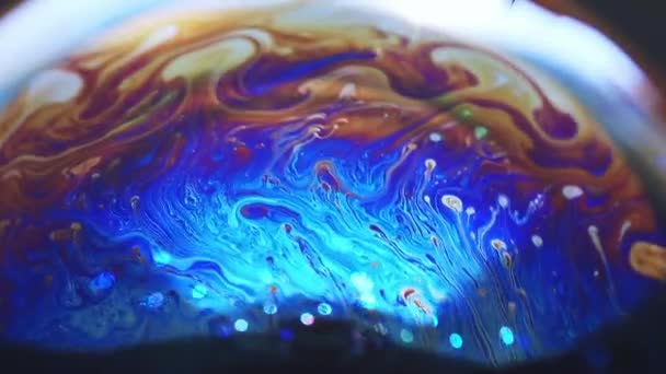 Abstrakte mehrfarbige chaotische Strudeltextur innerhalb der Seifenblase, Nahaufnahme — Stockvideo
