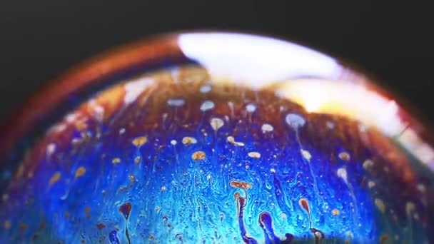Padrão abstrato, textura caótica arco-íris dentro da bolha de sabão, close-up — Vídeo de Stock