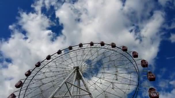 Čas vypršel z velkého ruského kola točící se kolem za jasného slunečného dne s mraky pohybující — Stock video