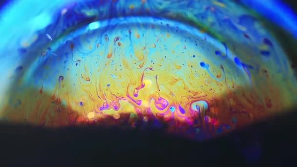 Tekstur berputar-putar chaotic abstrak dalam gelembung sabun, closeup — Stok Video