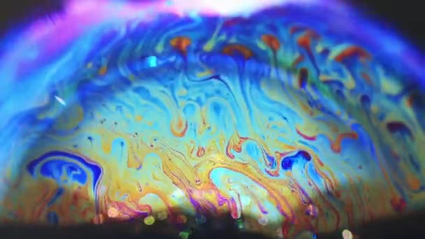 Texture tourbillonnante chaotique multicolore abstraite à l'intérieur de la bulle de savon, gros plan — Video