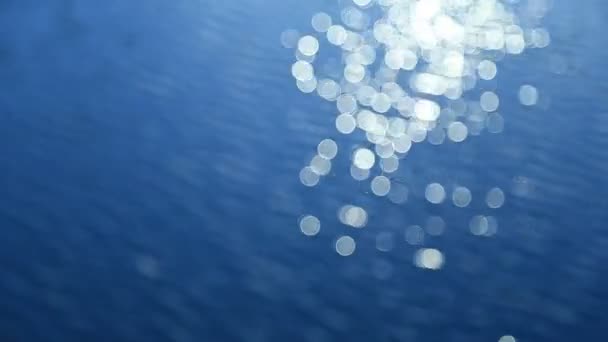 Günbatımı denizinin soyut hareketi, ışıldayan su arka planda çözülmüş, bokeh etkisi — Stok video