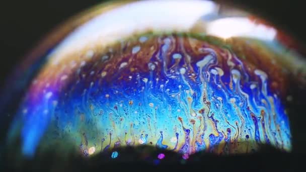 Absztrakt sokszínű kaotikus örvény textúra a szappanbuborék belsejében, közelkép — Stock videók
