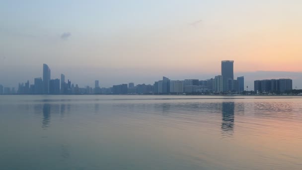 Abu Dhabi cityscape brzy ráno při východu slunce — Stock video