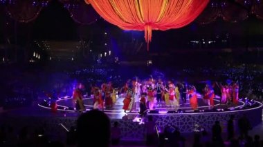 Dubai, BAE - 4 Kasım 2021: Diwali Kutlaması, Expo2020 Işık Festivali. Dubai 'deki zengin ve çeşitli Hint topluluklarından dansçılar ve kültürel grupların performansları.