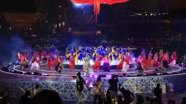 Dubai, BAE - 4 Kasım 2021: Diwali Kutlaması, Expo2020 Işık Festivali. Dubai 'deki zengin ve çeşitli Hint topluluklarından dansçılar ve kültürel grupların performansları.