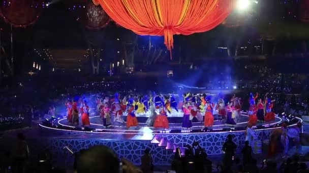 Dubai, Förenade Arabemiraten - 4 november 2021: Fira Diwali, ljusfestivalen på Expo2020. Föreställning med dansare och kulturella grupper från den rika och mångsidiga indiska gemenskapen Dubai. — Stockvideo