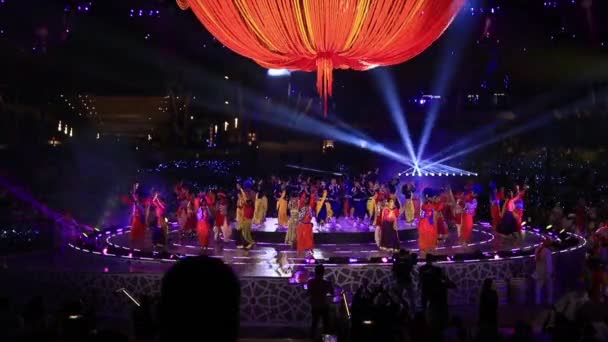 Dubaj, Zjednoczone Emiraty Arabskie - 4 listopada 2021: Święto Diwali, Festiwal Światła na Expo2020. Występ tancerzy i grup kulturowych pochodzących z bogatej i zróżnicowanej społeczności indyjskiej w Dubaju. — Wideo stockowe
