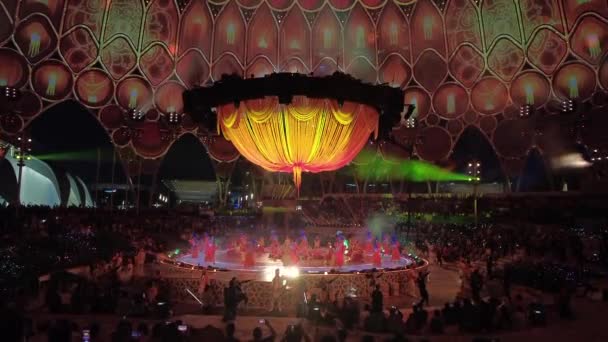 Дубай, ОАЭ - 4 ноября 2021 года: Озил Дивали, фестиваль огней на "Экспо2020". Спектакль с участием танцоров и культурных групп из богатой и разнообразной индийской общины Дубая. — стоковое видео