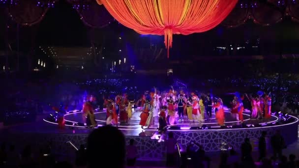 Dubai, Emirati Arabi Uniti - 4 novembre 2021: Celebrazione del Diwali, Festival delle Luci a Expo2020. Spettacolo con ballerini e gruppi culturali provenienti dalla ricca e diversificata comunità indiana di Dubai. — Video Stock