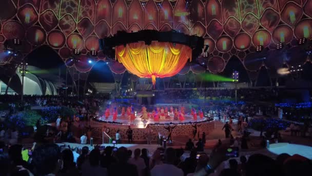 Dubai, Emiratos Árabes Unidos - 4 de noviembre de 2021: Celebración de Diwali, Festival de las Luces en la Expo2020. Actuación con bailarines y grupos culturales procedentes de la rica y diversa comunidad india de Dubai. — Vídeos de Stock
