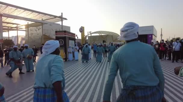 Dubai, BAE - 4 Kasım 2021: Expo2020 'de Emirati karşılama dansı. Sun Plaza 'da enerji dolu otantik performans. — Stok video