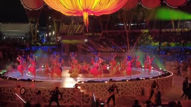 Dubai, OAE - 4 листопада 2021: Святкування Дівалі, Фестиваль Вогні на Експоді 2020. Виступ за участю танцюристів і культурних груп, взятих з багатої і різноманітної індійської громади Дубая. — стокове відео