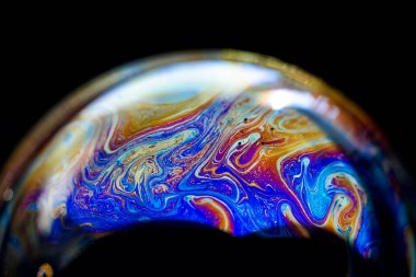 Soyut desen, sabun köpüğünün içindeki çok renkli kaotik doku, yakın plan.