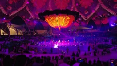 Dubai, BAE - 4 Kasım 2021: Diwali Kutlaması, Expo2020 Işık Festivali. Dubai 'deki zengin ve çeşitli Hint topluluklarından dansçılar ve kültürel grupların performansları.