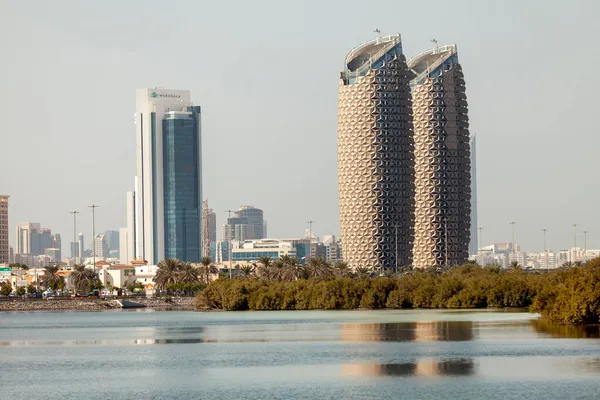 Vista da paisagem urbana de Abu Dhabi da rua Salam corniche durante o dia — Fotografia de Stock